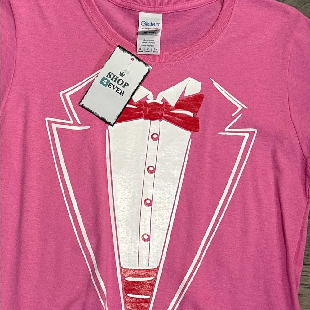 Gildan Hot Pink Tuxedo w/ White & Red Graphics 💯 Heavy Cotton Crew T-Shirt-S - Picture 4 of 4